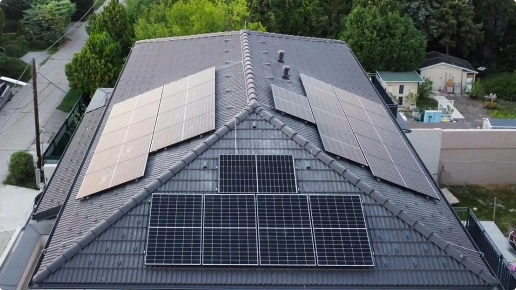 Luftaufnahme eines Satteldachs mit Photovoltaikmodulen